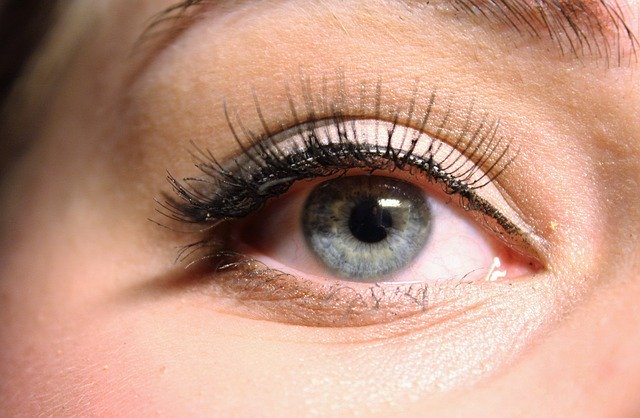 Czym różni się eyeliner od kredki do oczu?